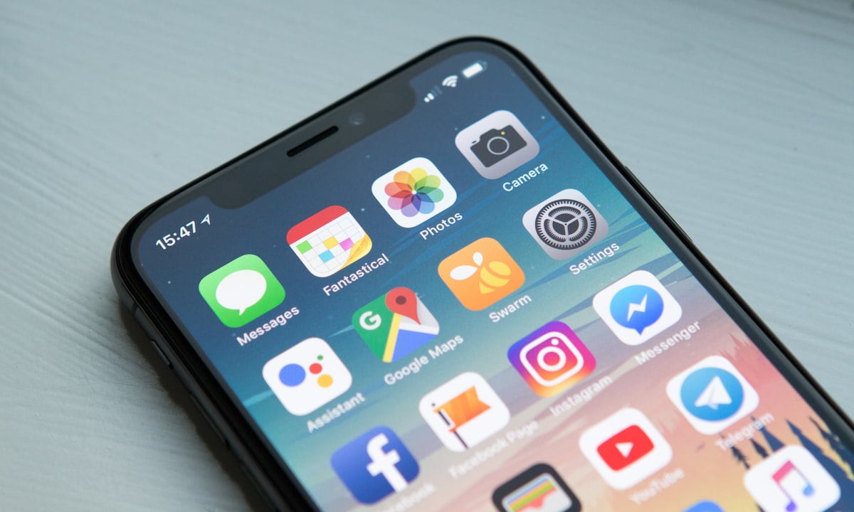 Digitale Belege auf Smartphone und Laptop